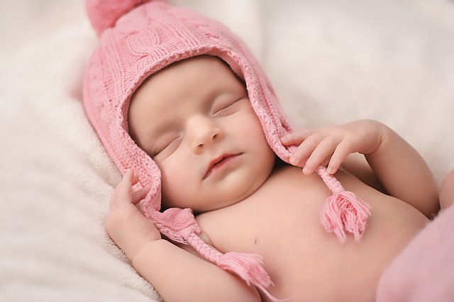 Baby schläft Bild: Schlafendes Baby mit Mütze