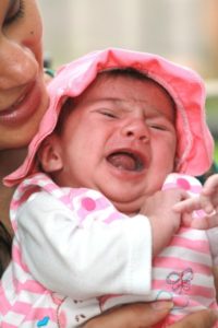 Schreiende Babys zehren an den Nerven der geplagten Eltern.