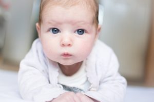 Babyakne betrifft viele Neugeborene