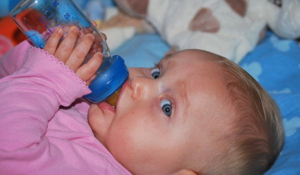 Wasserbedarf Baby Bild: So viel Wasser braucht dein Baby